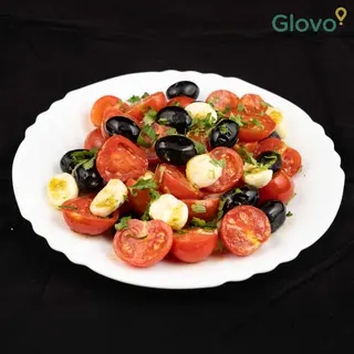 Салата с чери домати, бейби моцарела и песто (250г)