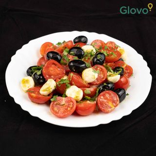 Салата с чери домати, бейби моцарела и песто (250г)