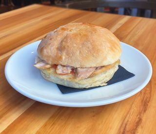 Bocadillo De Atún Con Tomate