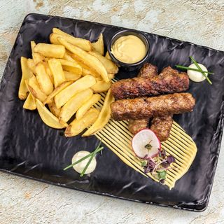 Meniu mici cu cartofi prăjiți și muștar