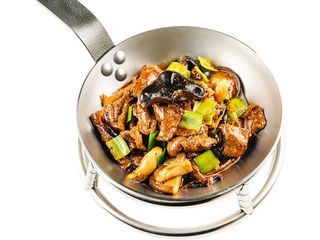 Телятина з деревними грибами на розпеченій пательні (280g)