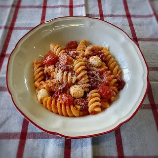 Fusilloni Pomodoro e Mozzarella