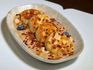 Сирники з йогуртово-карамельним соусом