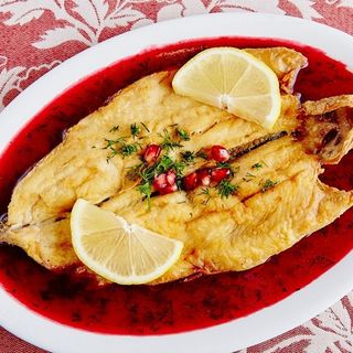 კალმახი შემწვარი ბროწეულის სოუსით