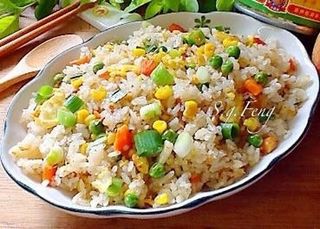 Orez prajit cu legume si ou