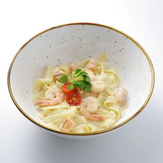 Паста с лососем и креветками