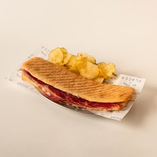 Bocadillo Paletilla Ibérica con Patatas Artesanales