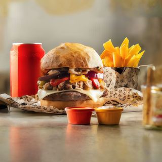 Hamburguesa Premium Habana Gangster Con Patatas Caseras Y Bebida