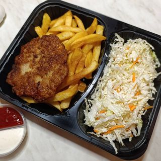 Гірос в тарілці з котлетою