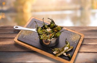 Пиперливи люти чушлета, мариновани с чесън, моркови, олио и оцет