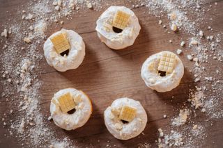 DONUTY Z BIAŁĄ CZEKOLADĄ (KETO)