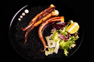 Tentacule de calamar la grătar cu salată