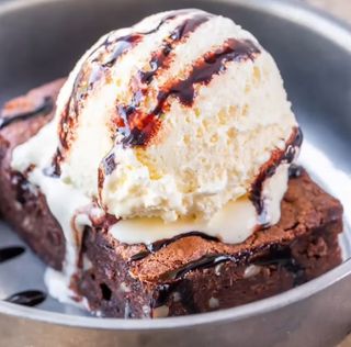 Brownie De Chocolate Con Helado De Vainilla