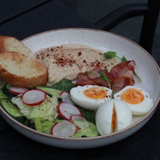 Сніданок з беконом та хумусом