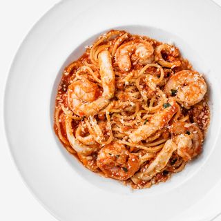 Паста з креветками та червоним соусом