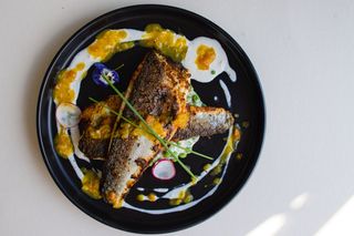 Филе от лаврак с грах ала крем и шафранов сос