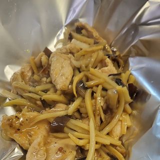 Kurczak z bambusem i grzybami