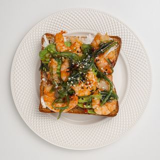 Брускетта с креветками, авокадо