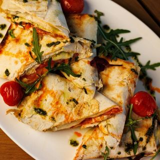 Лаваш з сулугуні, томатами та соусом "Песто"