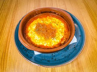 QUESO PROVOLONE CON SALSA DE TOMATE CASERA Y CEBOLLA CONFITADA