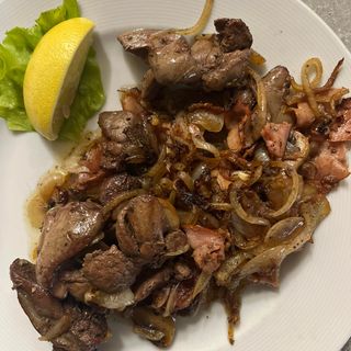 Пилешки дробчета с лук, бекон и гъби (300г)