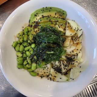 Poke vegetal de quinoa