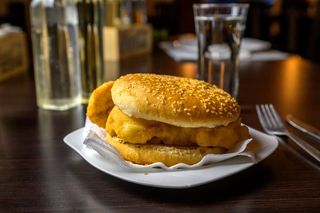 Hamburger de pui cu cartofi pai