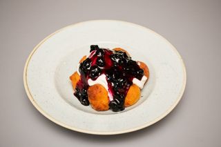 Papanasi cu dulceata de afine