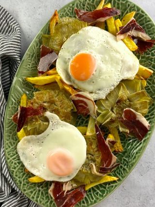 Flor De Alcachofa Con Jamón Y Huevo