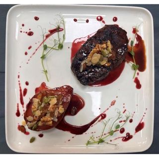 Телячий стейк з грушею та медовими горiшками (300г)