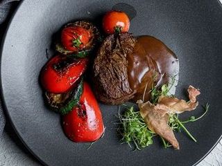 Стейк міньйон з телятини з овочами гриль та креветками (150/100/100g)