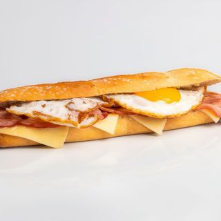 Baguette de lomo, huevo y queso