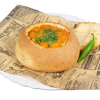 Боб яхния в питка хляб (450г)