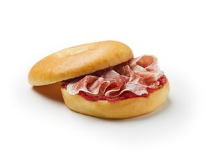Bagel De Cereales Con Jamón Ibérico Tomate Aceite Y Sal
