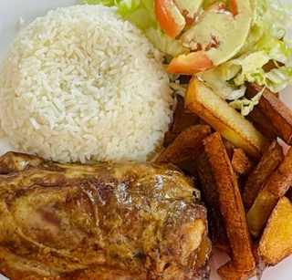 Codillo con arroz y ensalada