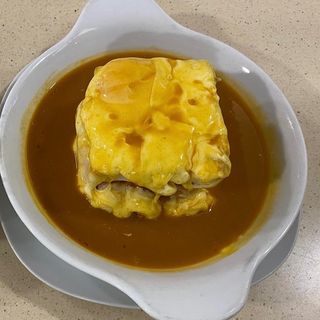 Francesinha Tradicional Com Batata Frtia