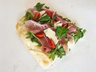 Bianca prosciutto di Parma Dop,  pomodorini e rucola