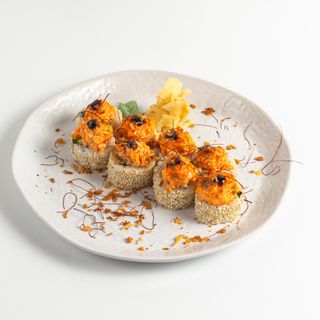 Рол з куркою зі спайсі соусом та конжутом(320г)