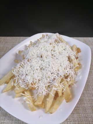 Порция пържени картофи със сирене (350гр)