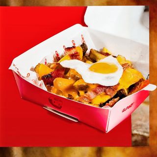 Batatas Fritas com Cheddar, Bacon e Ovo Codorniz