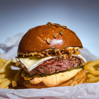 Juicy Lucy burger & cartofi prajiti