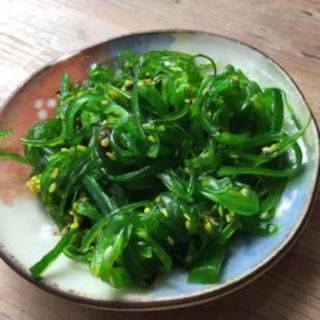 Ensalada de wakame de algas japonesas