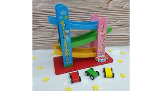 Деревянная горка с машинками