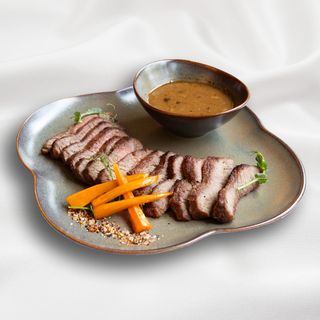 Tagliata with mushroom demi-glace sauce and glazed carrots 