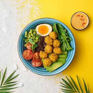 Поке з курячим попкорном та кіноа