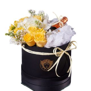 Cutie medie neagra cu flori galbene și albe, prosecco și ciocolata