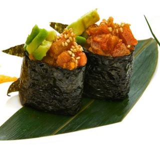 143. Gunkan salmon picante aguacate 4 Pcs