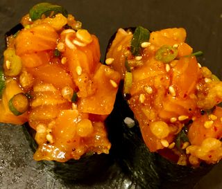 81. Sushi Salmón Spicy (2 piezas)