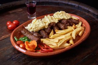 Ćevapi na kajmaku