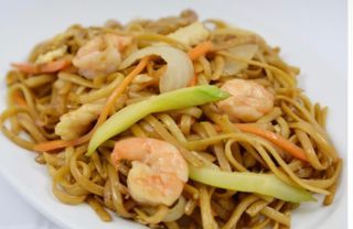 Tallarines fritos con gambas